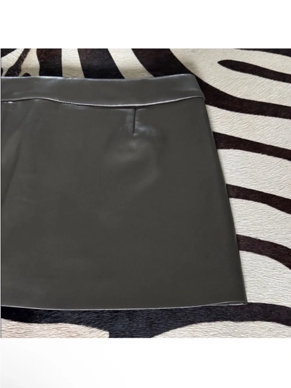 NWT Aritzia Wilfred REN Faux Leather Mini Skort Sz 10/M Green Zipper front